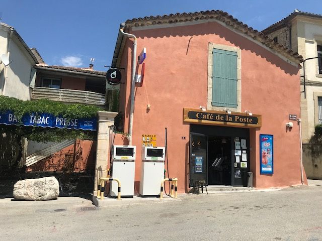 Nouvelle façade du café de la poste moulezan